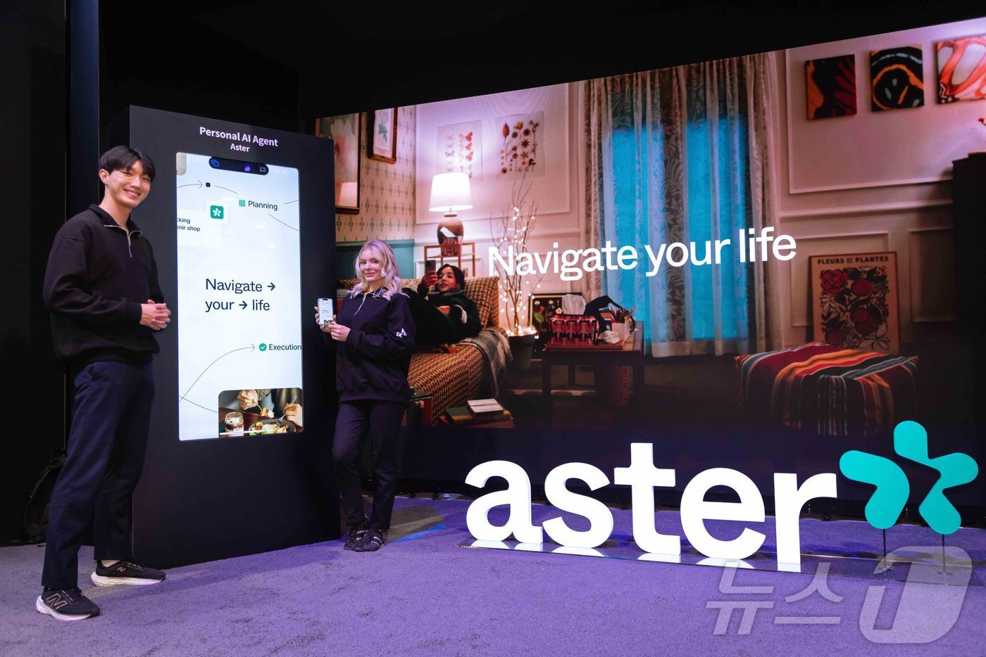 본문 이미지 - SKT가 개발 중인 글로벌 AI 에이전트 ‘에스터(Aster)’ 부스의 모습(SK그룹 제공)