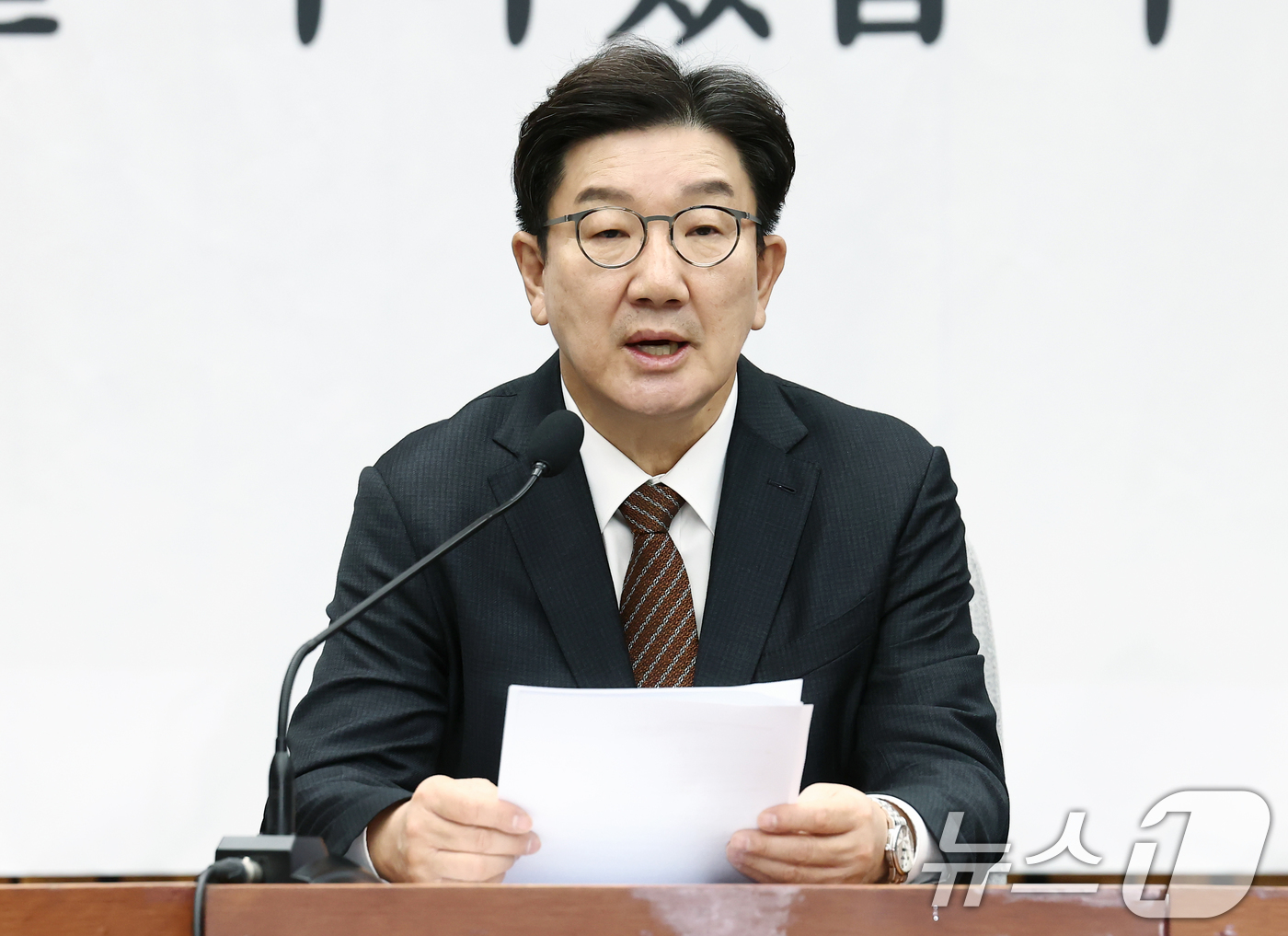 (서울=뉴스1) 김민지 기자 = 권성동 국민의힘 원내대표가 7일 오전 서울 여의도 국회에서 열린 원내대책회의에서 모두 발언을 하고 있다. 2024.1.7/뉴스1