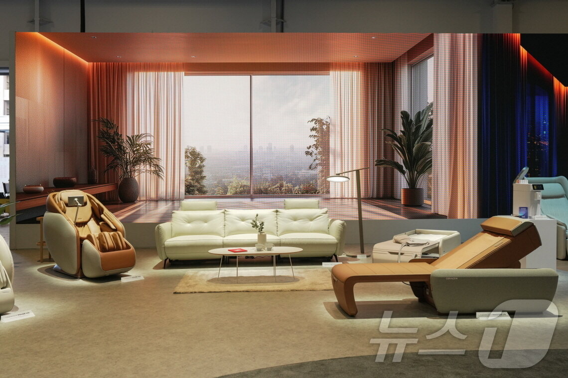 본문 이미지 - 세라젬의 CES 2025 전시장 거실 공간 전경.(세라젬 제공)