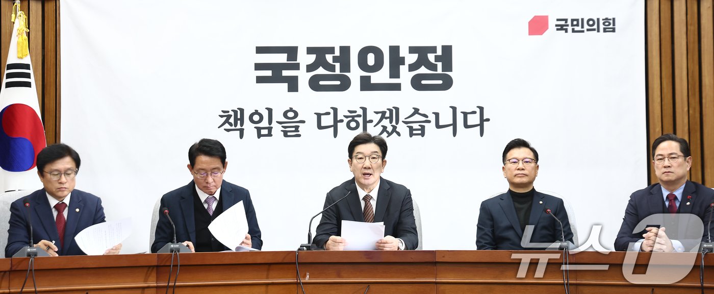 본문 이미지 - 권성동 국민의힘 원내대표가 7일 오전 서울 여의도 국회에서 열린 원내대책회의에서 모두 발언을 하고 있다. 2024.1.7/뉴스1 ⓒ News1 김민지 기자