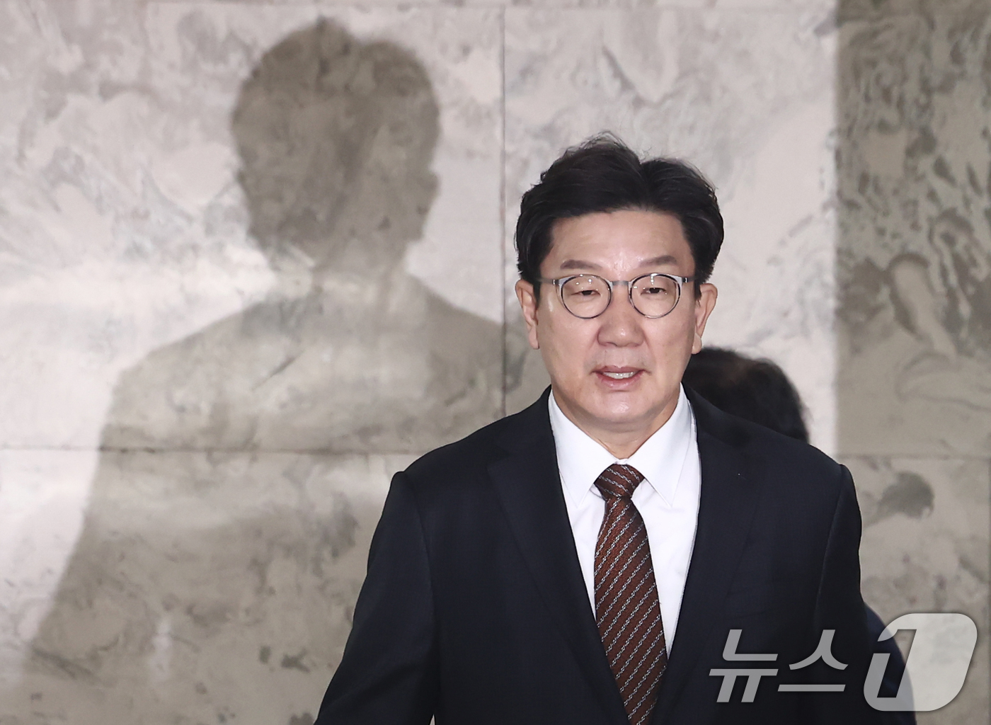 (서울=뉴스1) 김민지 기자 = 권성동 국민의힘 원내대표가 7일 오전 서울 여의도 국회에서 열린 원내대책회의에 입장하고 있다. 2024.1.7/뉴스1