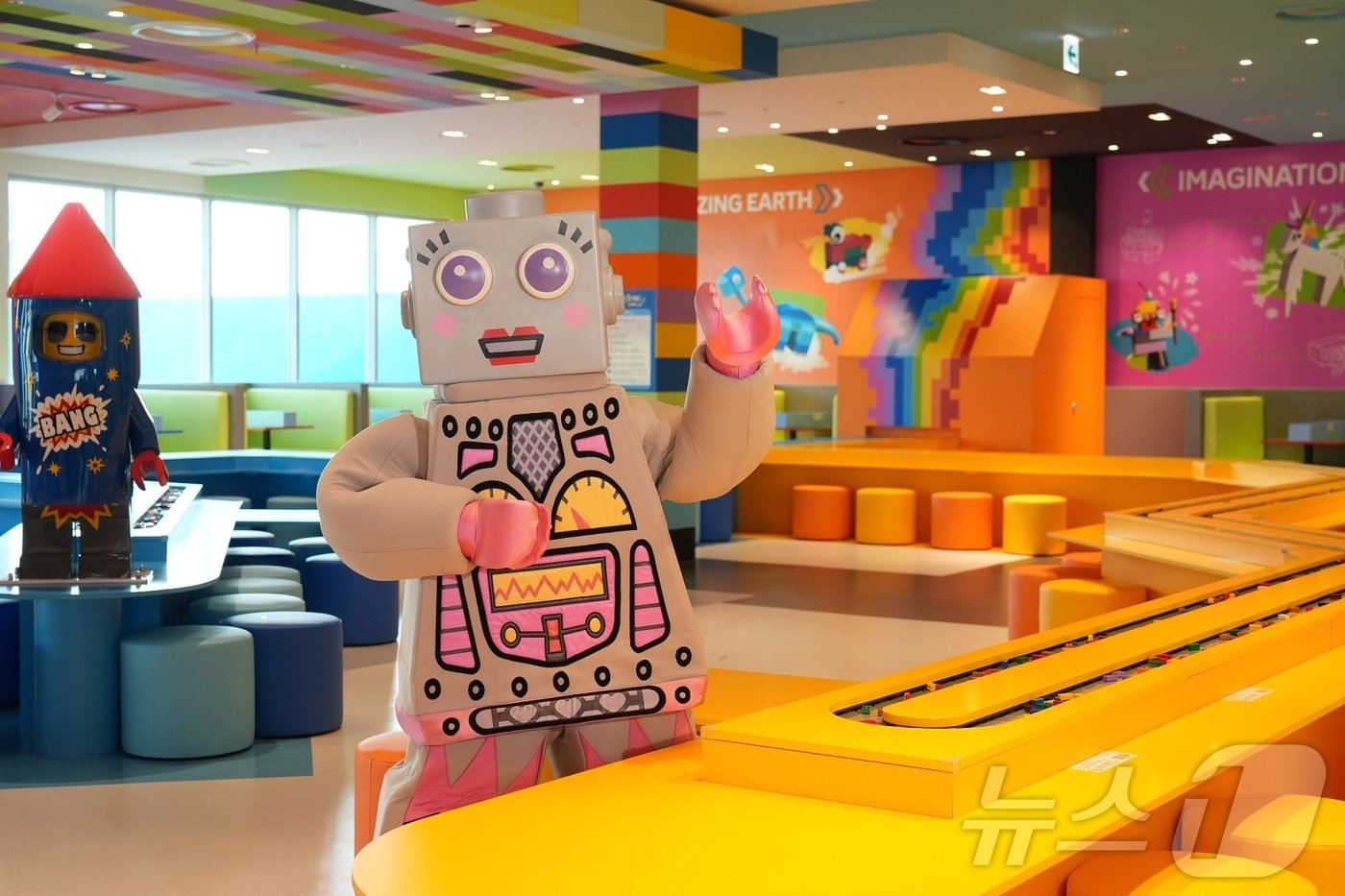 본문 이미지 - 신규 체험 공간 ‘브릭토피아 라운지’에서 고객을 기다리는 레고 테크니카 캐릭터.(레고랜드 제공)