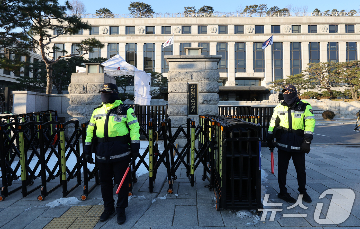 (서울=뉴스1) 송원영 기자 = 7일 서울 종로구 헌법재판소에 긴장감이 흐르고 있다. 윤석열 대통령의 파면 여부를 결정하는 탄핵 심판의 정식 변론기일이 오는 14일 시작된다. 20 …