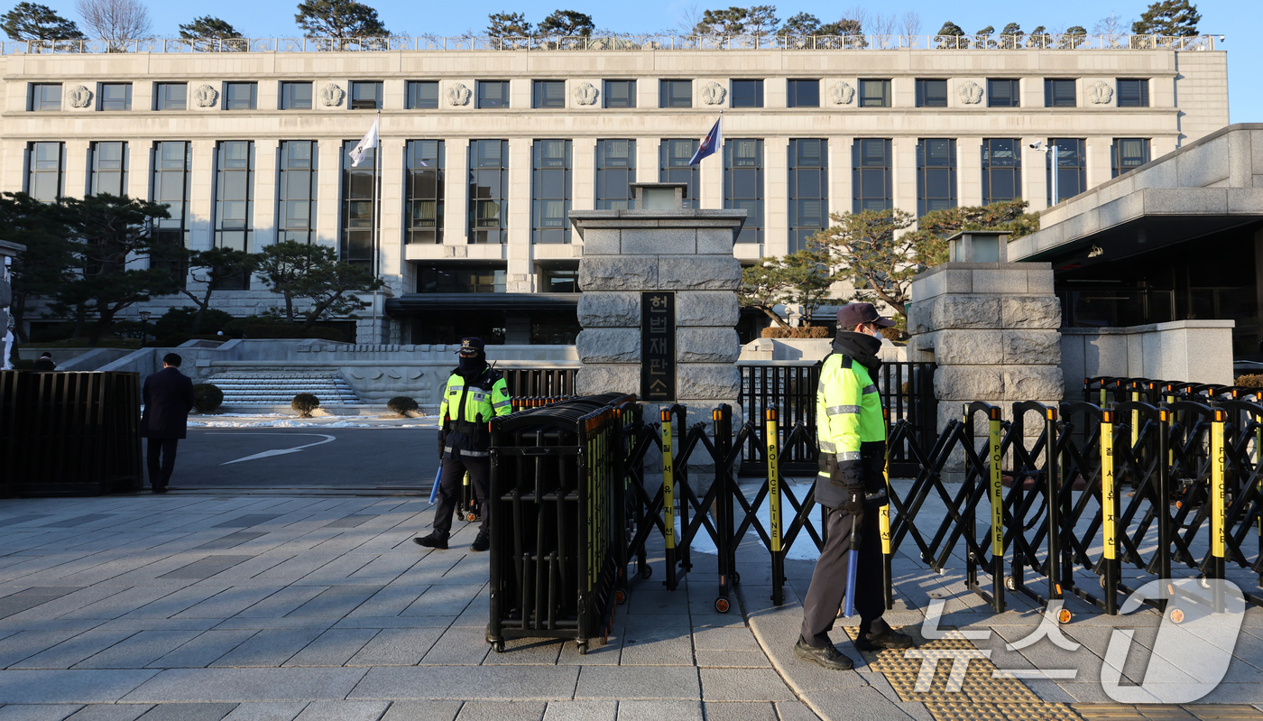 (서울=뉴스1) 송원영 기자 = 7일 서울 종로구 헌법재판소에 긴장감이 흐르고 있다. 윤석열 대통령의 파면 여부를 결정하는 탄핵 심판의 정식 변론기일이 오는 14일 시작된다. 20 …