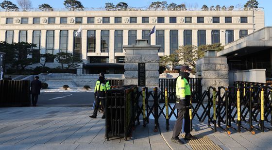 헌재 입구 통제하는 경찰