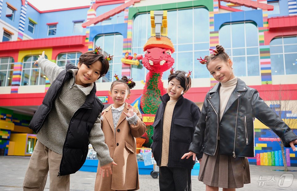 (서울=뉴스1) = 레고랜드 코리아 리조트가 2025년 푸른 뱀의 해를 맞아 '브릭타스틱 2025' 시즌을 2월 28일까지 운영한다고 7일 밝혔다.브릭타스틱은 레고의 브릭(Bric …