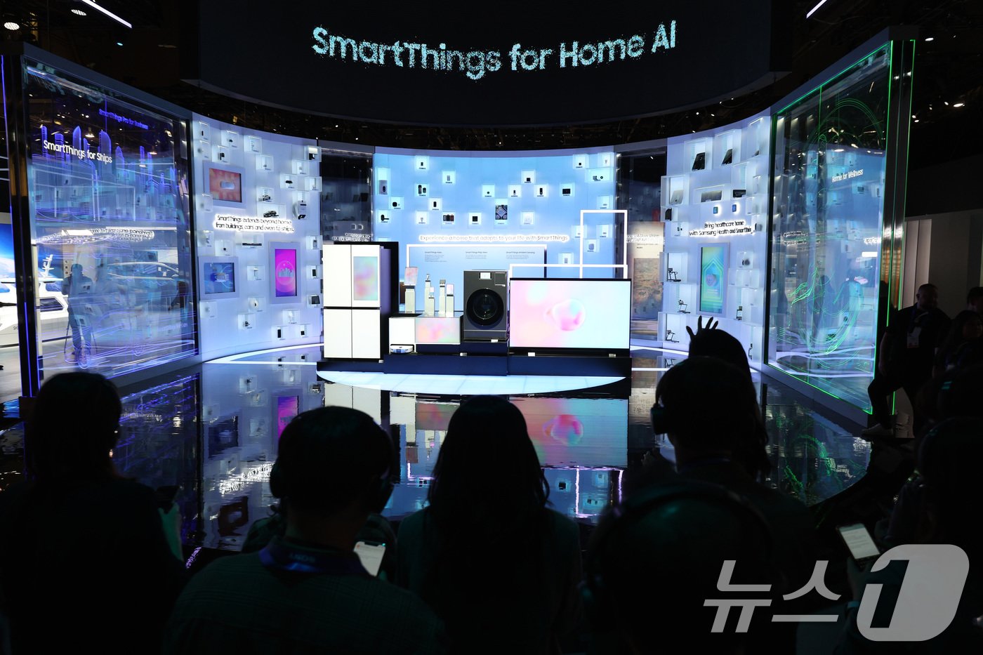 본문 이미지 - 세계 최대 IT&#40;정보기술&#41;·가전 전시회 &#39;CES 2025&#39; 개막을 하루 앞둔 6일&#40;현지시간&#41; 미국 네바다주 라스베이거스 컨벤션센터&#40;LVCC&#41;에서 열린 삼성전자 프리 부스 투어에서 인공지능&#40;AI&#41;이 적용된 기기들이 전시되어 있다. 2025.1.7/뉴스1 ⓒ News1 신웅수 기자