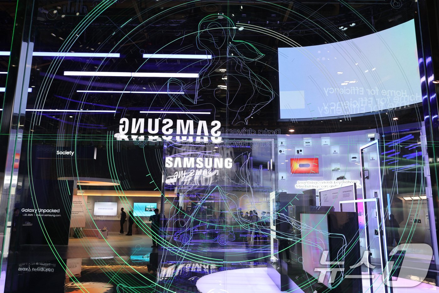 본문 이미지 - 세계 최대 IT(정보기술)·가전 전시회 'CES 2025' 개막을 하루 앞둔 6일(현지시간) 미국 네바다주 라스베이거스 컨벤션센터(LVCC)에서 열린 삼성전자 프리 부스 투어에서 인공지능(AI)이 적용된 기기들이 전시되어 있다. 2025.1.7/뉴스1 ⓒ News1 신웅수 기자