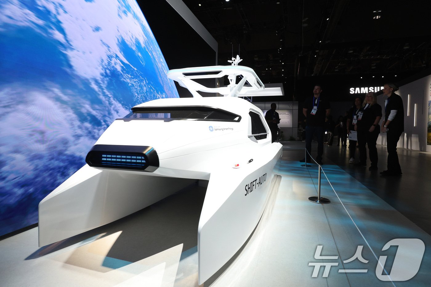 본문 이미지 - 세계 최대 IT(정보기술)·가전 전시회 'CES 2025' 개막을 하루 앞둔 6일(현지시간) 미국 네바다주 라스베이거스 컨벤션센터(LVCC)에서 열린 삼성전자 프리 부스 투어에서 취재진이 인공지능(AI)이 적용된 자율 항해 선박을 살펴보고 있다. 2025.1.7/뉴스1 ⓒ News1 신웅수 기자