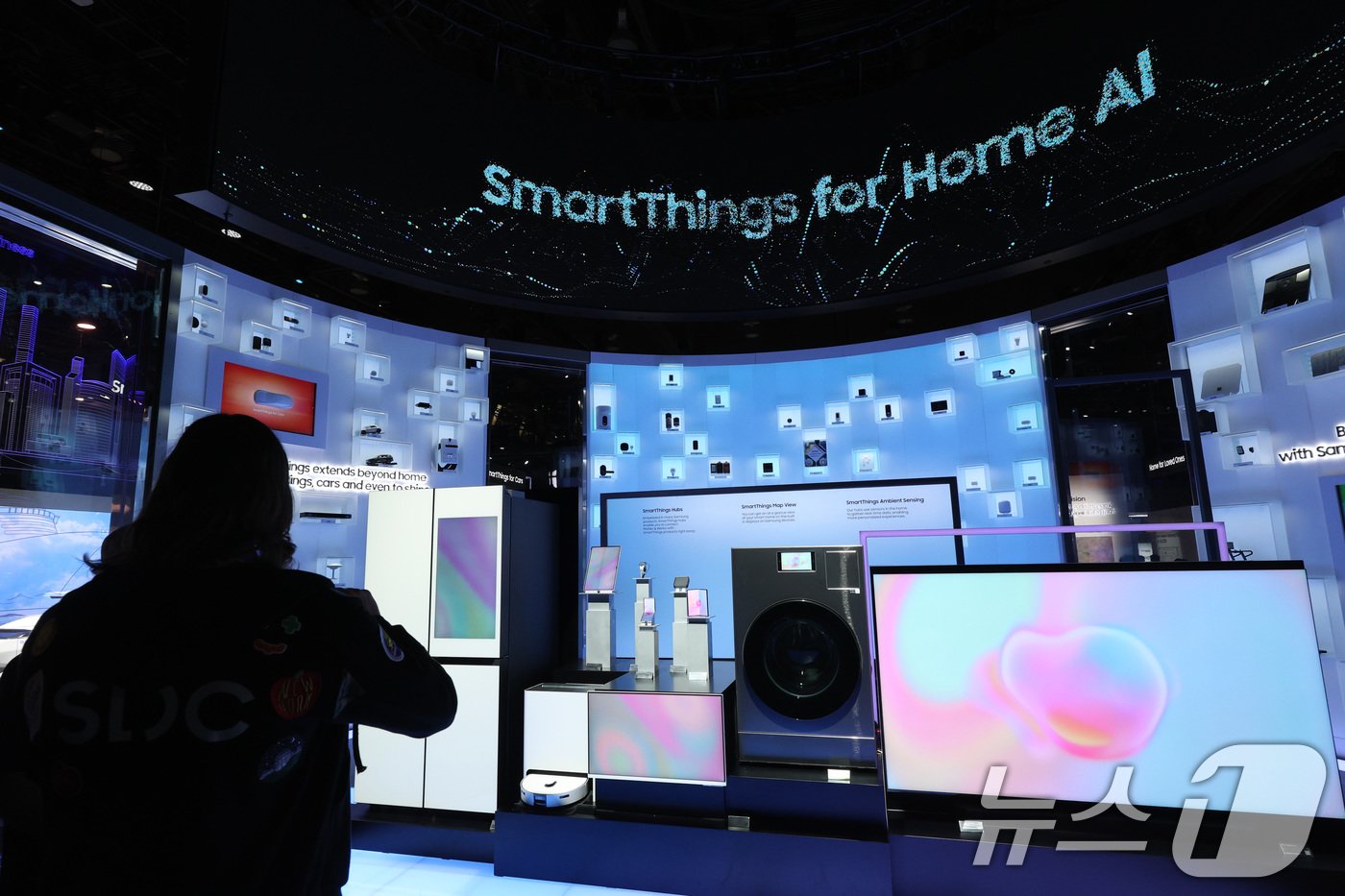 본문 이미지 - 세계 최대 IT(정보기술)·가전 전시회 'CES 2025' 개막을 하루 앞둔 6일(현지시간) 미국 네바다주 라스베이거스 컨벤션센터(LVCC)에서 열린 삼성전자 프리 부스 투어에서 홈 AI 관련 제품이 전시되어 있다. 2025.1.7/뉴스1 ⓒ News1 신웅수 기자
