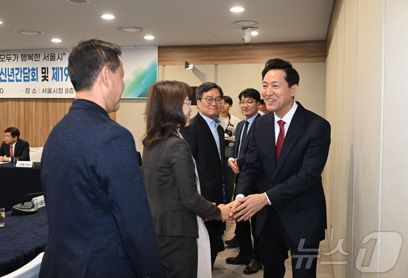 (서울=뉴스1) = 오세훈 서울시장이 7일 서울 중구 서울시청에서 열린 '서울특별시구청장협의회 신년간담회 및 제194차 정기회의'에서 참석자들과 인사하고 있다. (서울시 제공) 2 …