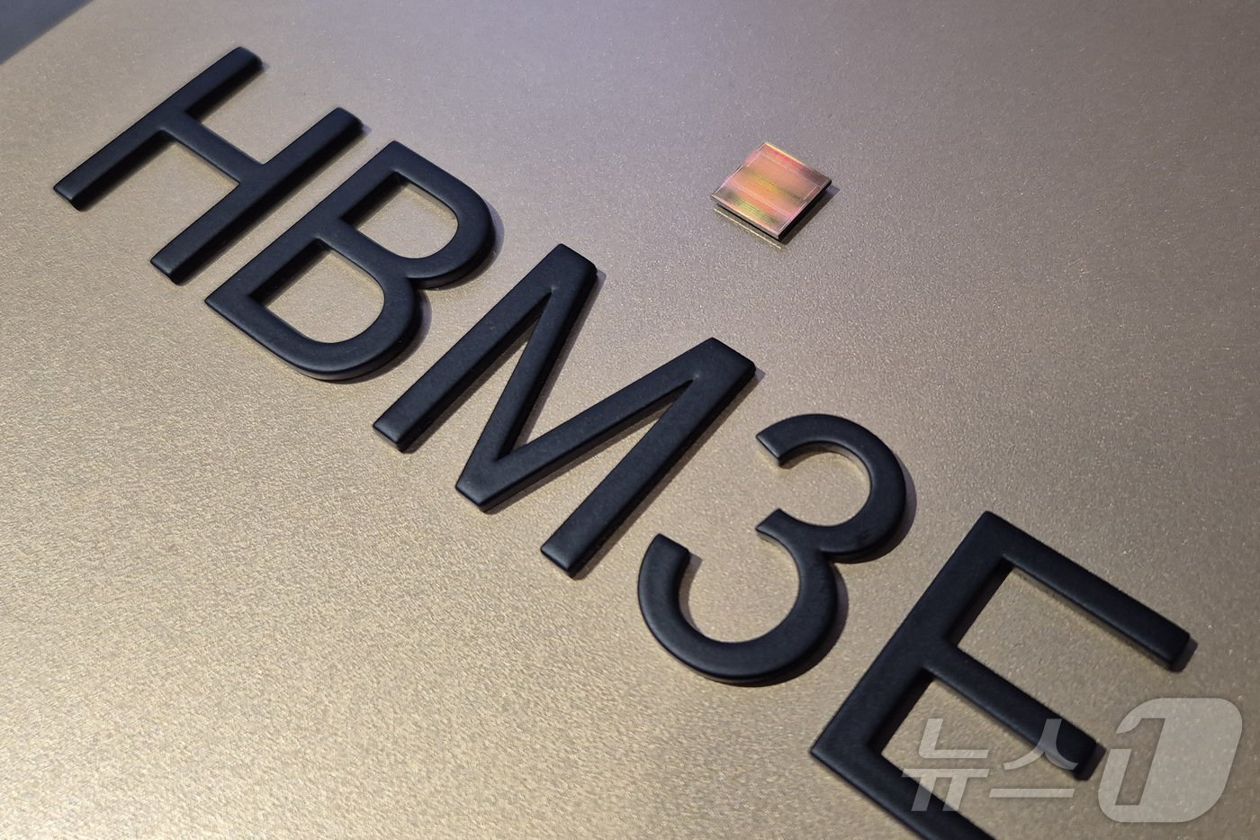 본문 이미지 - 6일&#40;현지시간&#41; 미국 네바다주 라스베이거스 컨벤션센터&#40;LVCC&#41;에서 열린 SK 부스에 전시된 5세대 고대역폭메모리&#40;HBM3E&#41; 16단의 모습. 2025.1.7/뉴스1 ⓒ News1 최동현 기자