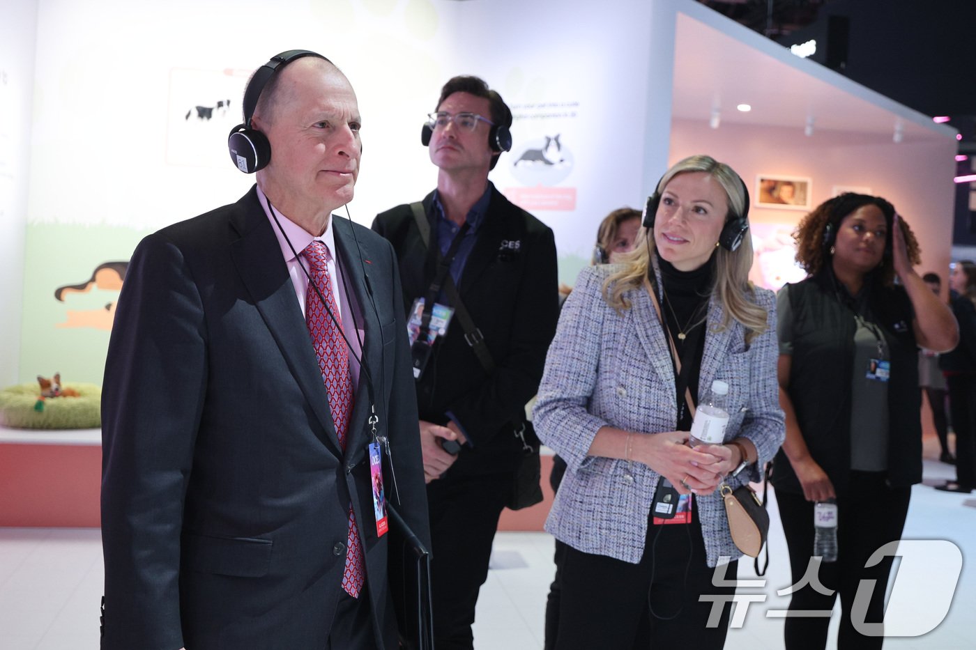 본문 이미지 - 게리 샤피로 미국소비자기술협회(CTA) 회장이 6일(현지시간) 미국 네바다주 라스베이거스 컨벤션센터(LVCC)에서 열린 삼성전자 CES 부스를 방문해 설명을 듣고 있다. 2025.1.7/뉴스1 ⓒ News1 신웅수 기자
