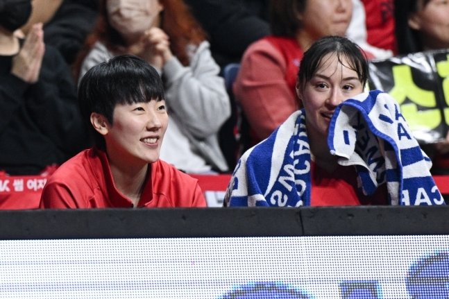  BNK를 이끌고 있는 박혜진&#40;왼쪽&#41;과 김소니아. &#40;WKBL 제공&#41;