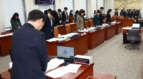 무안공항 참사 추모 묵념하는 국회 교육위