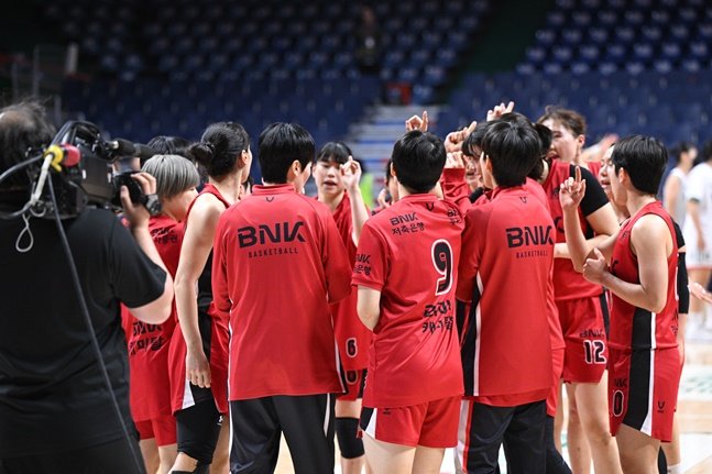 본문 이미지 - 분위기 좋은 BNK 선수단. (WKBL 제공)