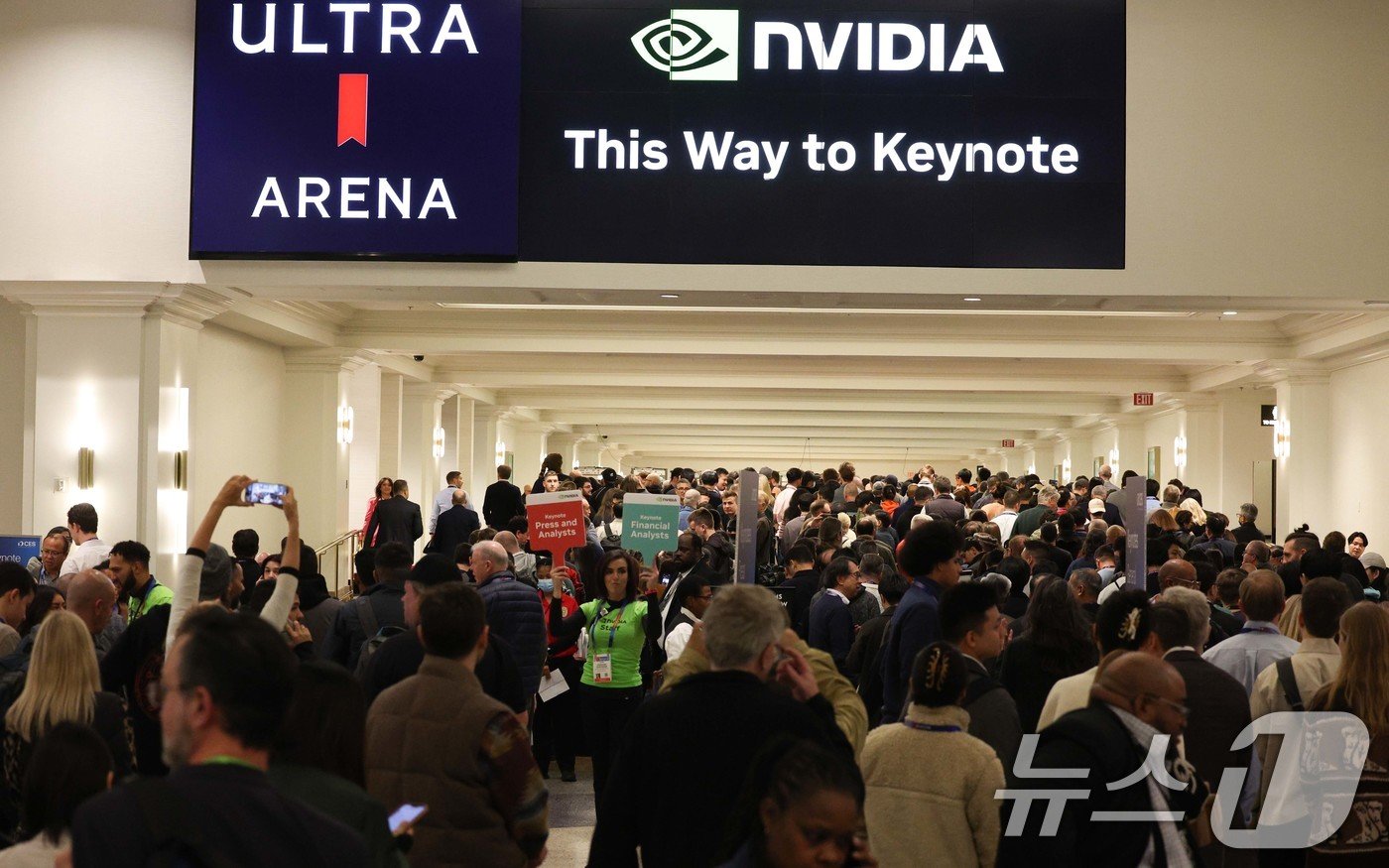 본문 이미지 - 세계 최대 IT(정보기술)·가전 전시회 'CES 2025' 개막을 하루 앞둔 6일(현지시간) 미국 네바다주 라스베이거스 만달레이베이 컨벤션센터에서 젠슨 황 엔비디아 최고경영자(CEO)의 기조연설을 듣기 위해 취재진과 시민들이 줄을 서 있다. 2025.1.6/뉴스1 ⓒ News1 신웅수 기자