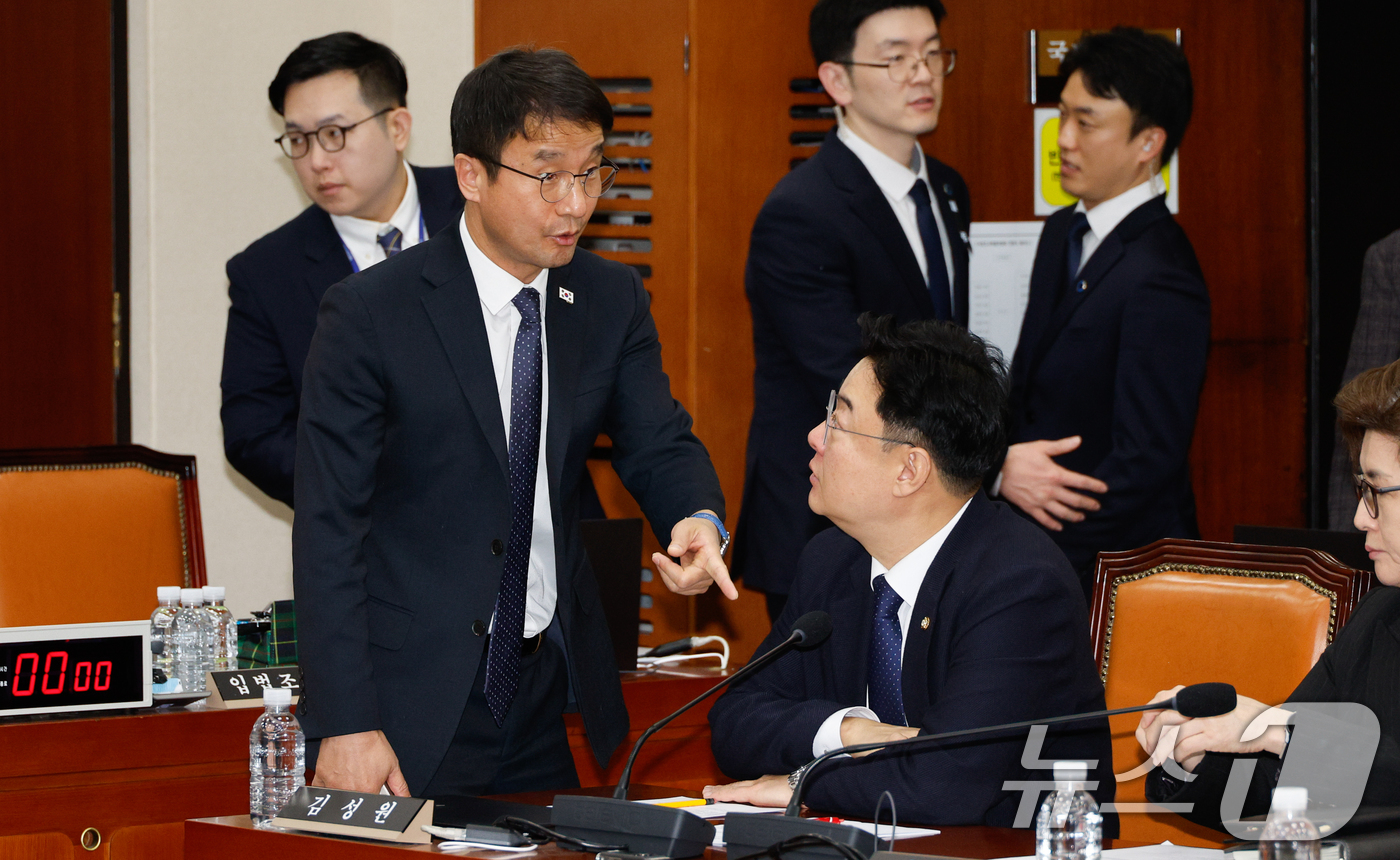 (서울=뉴스1) 안은나 기자 = 국민의힘 김성원(오른쪽), 더불어민주당 한병도 간사가 7일 서울 여의도 국회에서 열린  윤석열 정부의 비상계엄 선포를 통한 내란 혐의 진상규명 국정 …