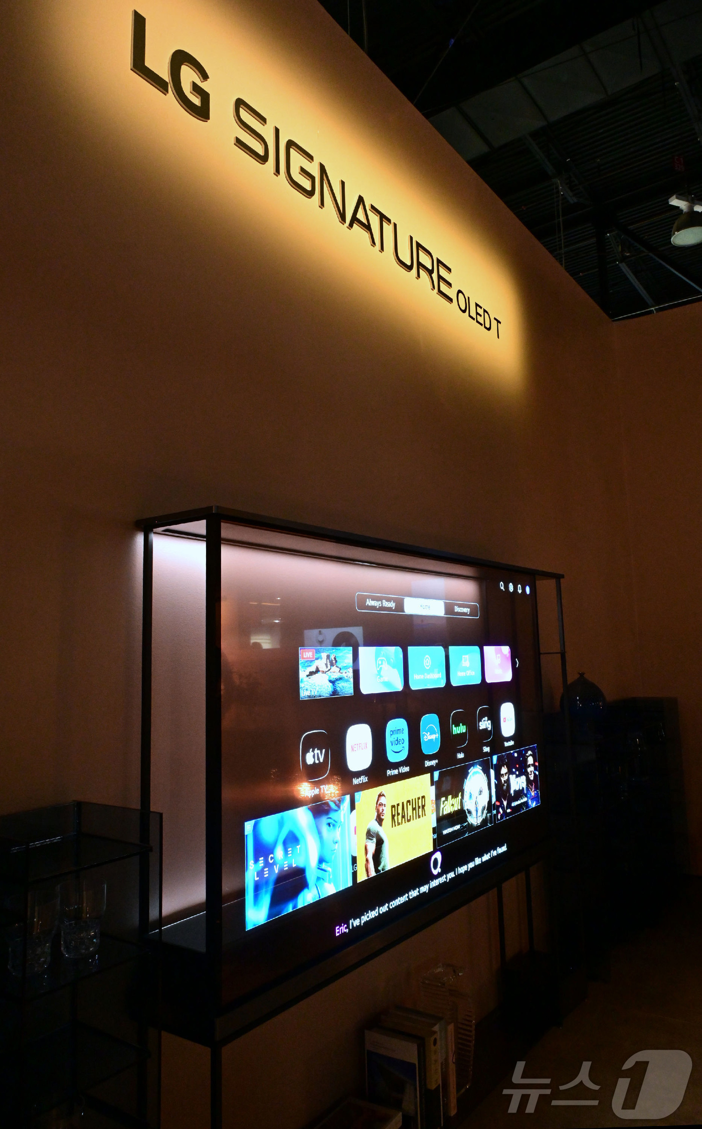 (서울=뉴스1) = LG전자가 6일 (현지시간) 미국 네바다주 라스베이거스 컨벤션센터(LVCC)에서 열린 'CES 2025' LG전자 부스에서 세계 최초의 무선∙투명 TV인  'L …