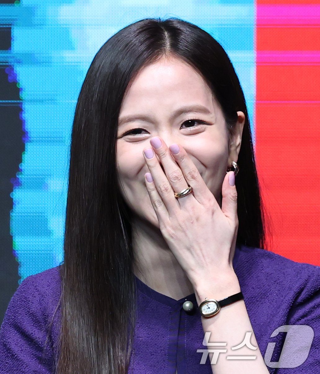 본문 이미지 - 블랙핑크 지수가 7일 서울 영등포구 콘래드 서울 호텔에서 열린 쿠팡플레이 시리즈 '뉴토피아' 제작발표회에서 미소를 짓고 있다. ⓒ News1 권현진 기자