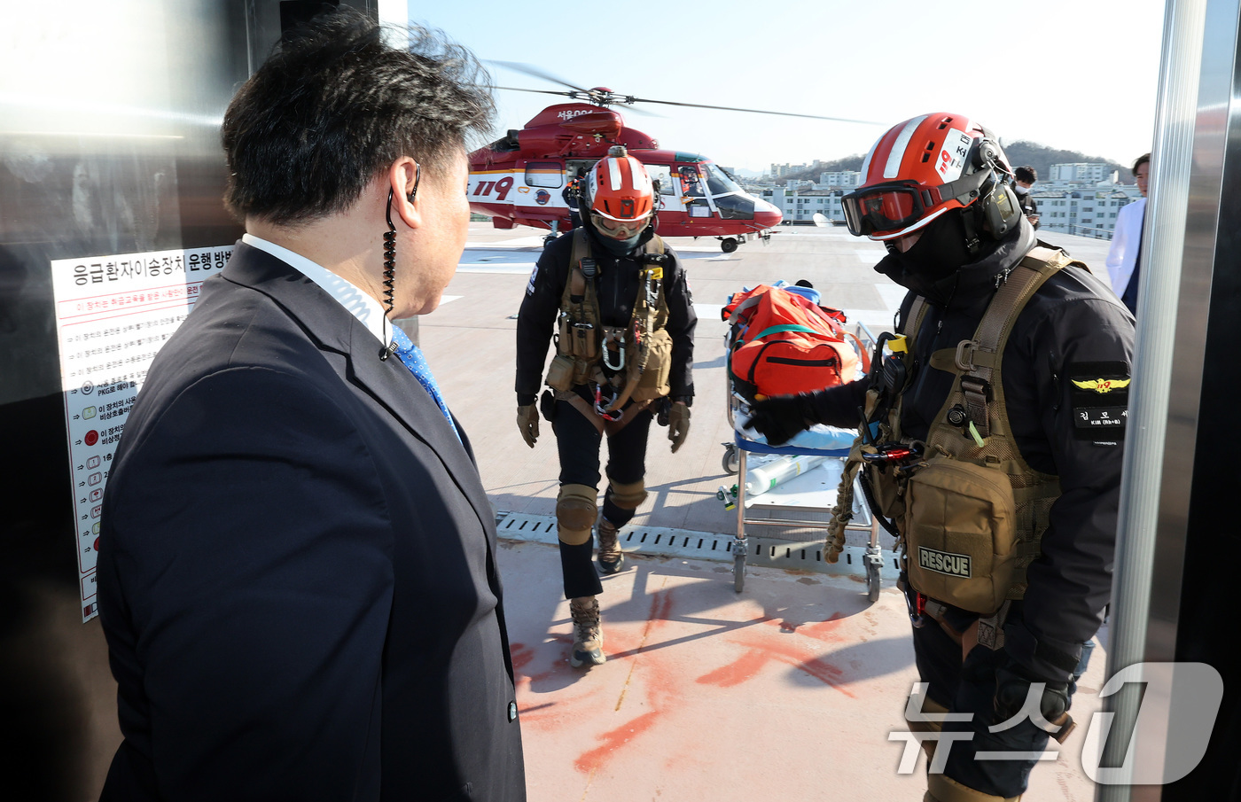 (서울=뉴스1) 이동해 기자 = 7일 서울 강서구 이대서울병원에서 인근지역 외상 중증환자를 원내로 이송하는 상황을 가정해 열린 응급헬기환자 시뮬레이션에서 119항공대팀 등이 헬리포 …
