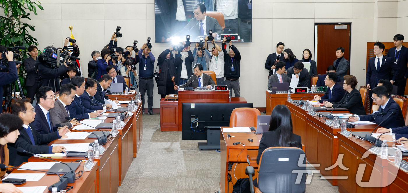 (서울=뉴스1) 안은나 기자 = 7일 서울 여의도 국회에서 열린 윤석열 정부의 비상계엄 선포를 통한 내란 혐의 진상규명 국정조사특별위원회 2차 회의에서 안규백 위원장이 의사봉을 두 …