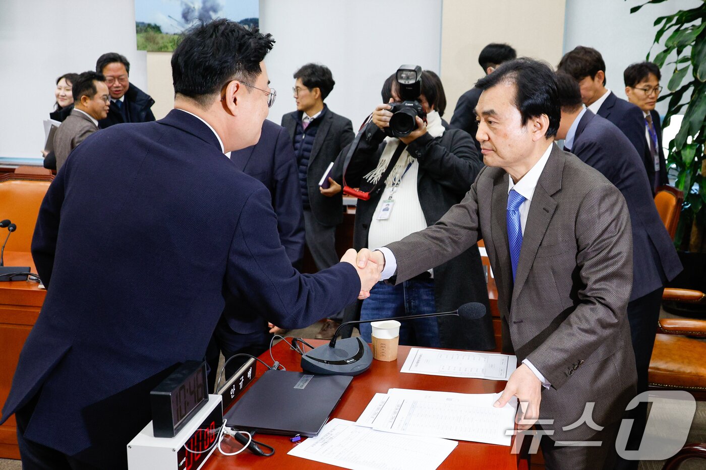 본문 이미지 - 지난 1월 7일 서울 여의도 국회에서 윤석열 정부의 비상계엄 선포를 통한 내란 혐의 진상규명 국정조사특별위원회 2차 회의를 마친 안규백 위원장이 김성원 국민의힘 간사와 악수하는 모습. 2025.1.7/뉴스1 ⓒ News1 안은나 기자