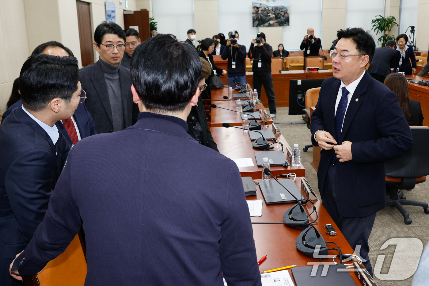 (서울=뉴스1) 안은나 기자 = 7일 서울 여의도 국회에서 윤석열 정부의 비상계엄 선포를 통한 내란 혐의 진상규명 국정조사특별위원회 2차 회의를 마친 김성원 국민의힘 간사가 여당 …