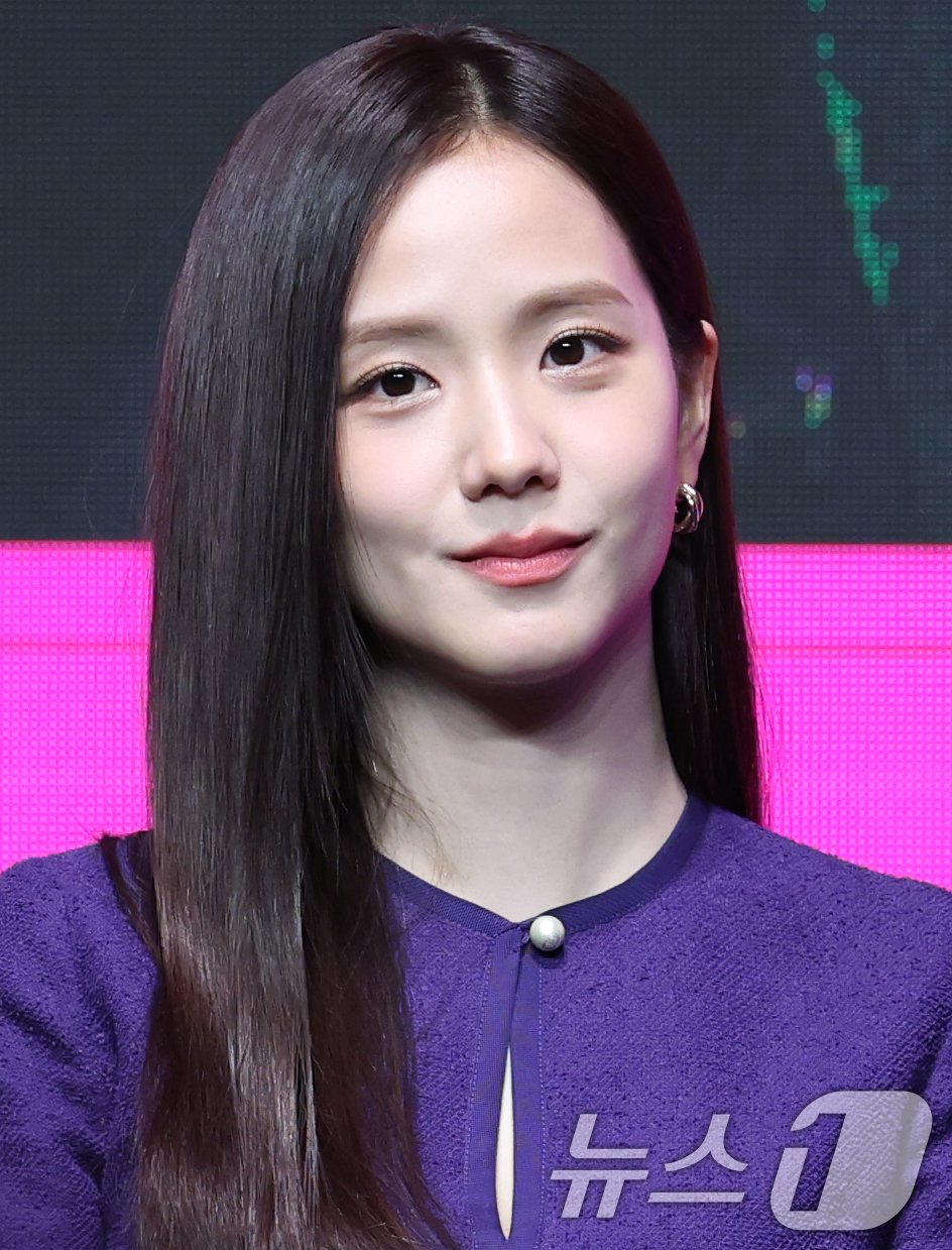 본문 이미지 - 블랙핑크 지수가 7일 서울 영등포구 콘래드 서울 호텔에서 열린 쿠팡플레이 시리즈 '뉴토피아' 제작발표회에서 매력을 발산하고 있다. ⓒ News1 권현진 기자