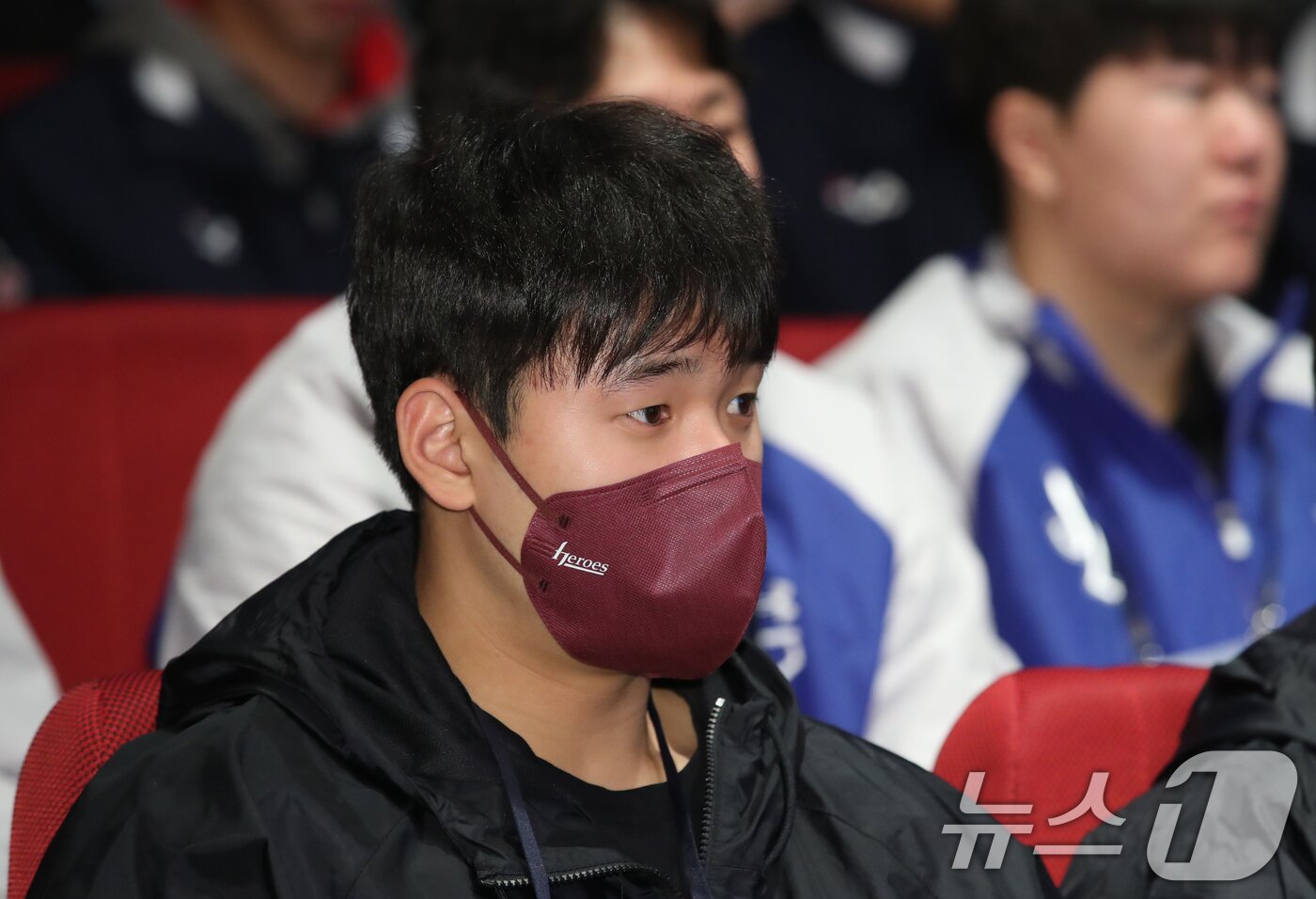 본문 이미지 - 7일 오전 대전컨벤션센터에서 열린 2025 KBO 신인 오리엔테이션에 참가한 정현우 키움 히어로즈 선수가 강의를 듣고 있다. 2025.1.7/뉴스1 ⓒ News1 김기태 기자