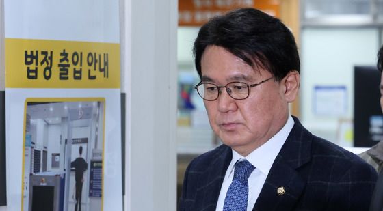 '울산시장 선거개입 의혹' 공판 출석하는 황운하