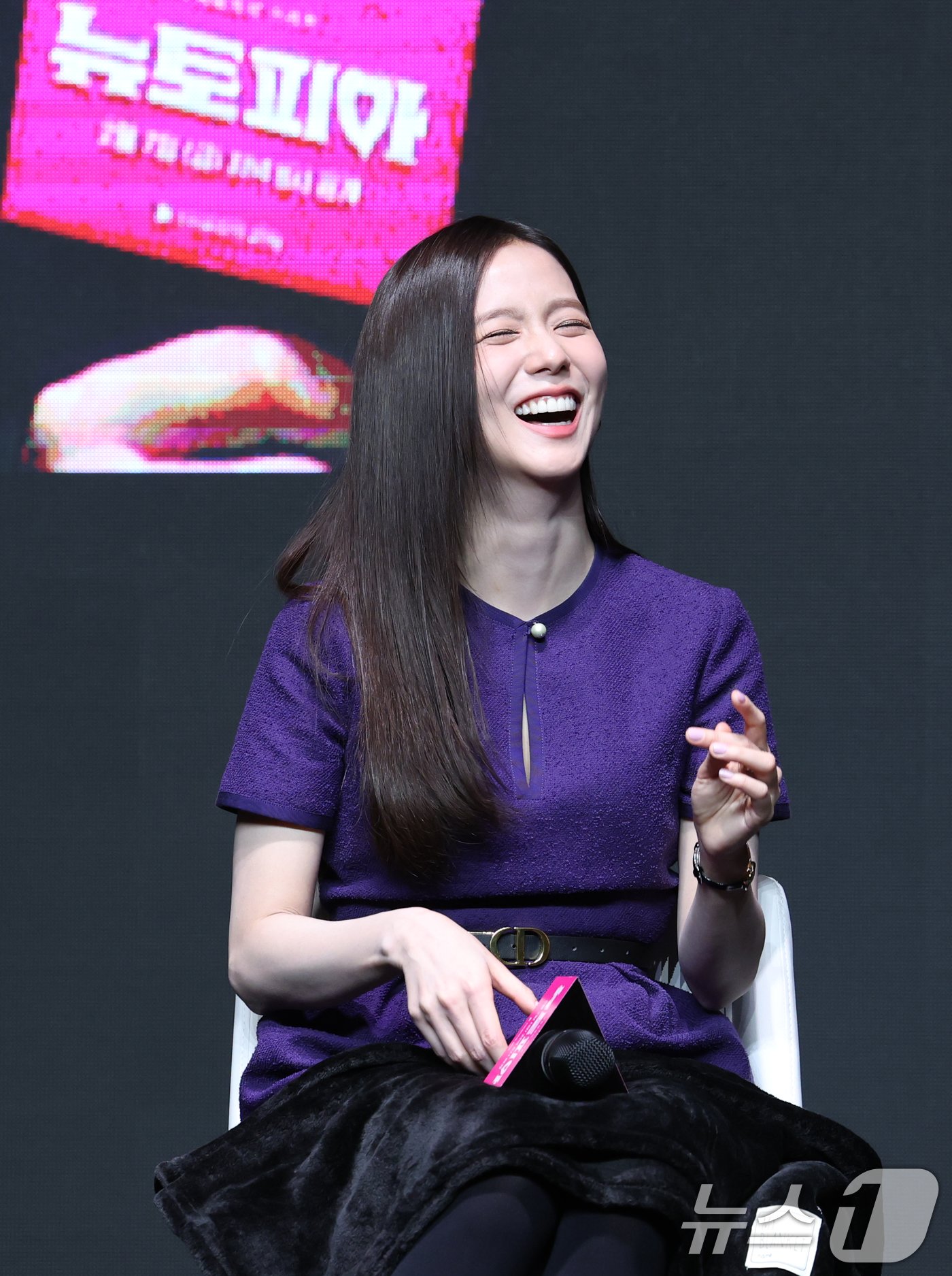 본문 이미지 - 블랙핑크 지수가 7일 서울 영등포구 콘래드 서울 호텔에서 열린 쿠팡플레이 시리즈 '뉴토피아' 제작발표회에 참석해 환한 미소를 짓고 있다.  ⓒ News1 권현진 기자