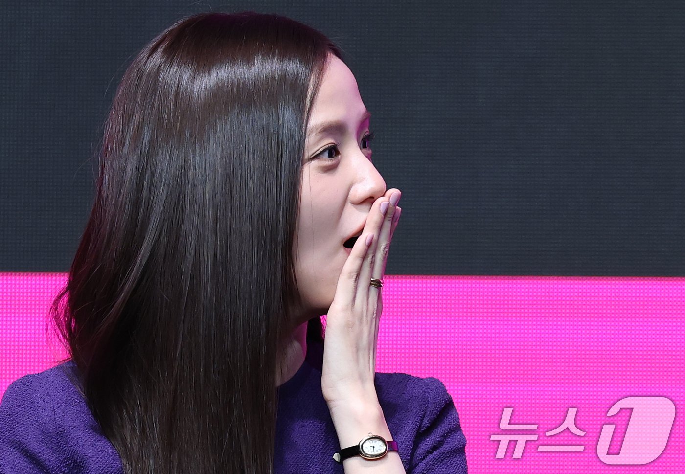 본문 이미지 - 블랙핑크 지수가 7일 서울 영등포구 콘래드 서울 호텔에서 열린 쿠팡플레이 시리즈 '뉴토피아' 제작발표회에서 박정민의 다이어트 이야기를 들으며 깜짝 놀라고 있다. ⓒ News1 권현진 기자
