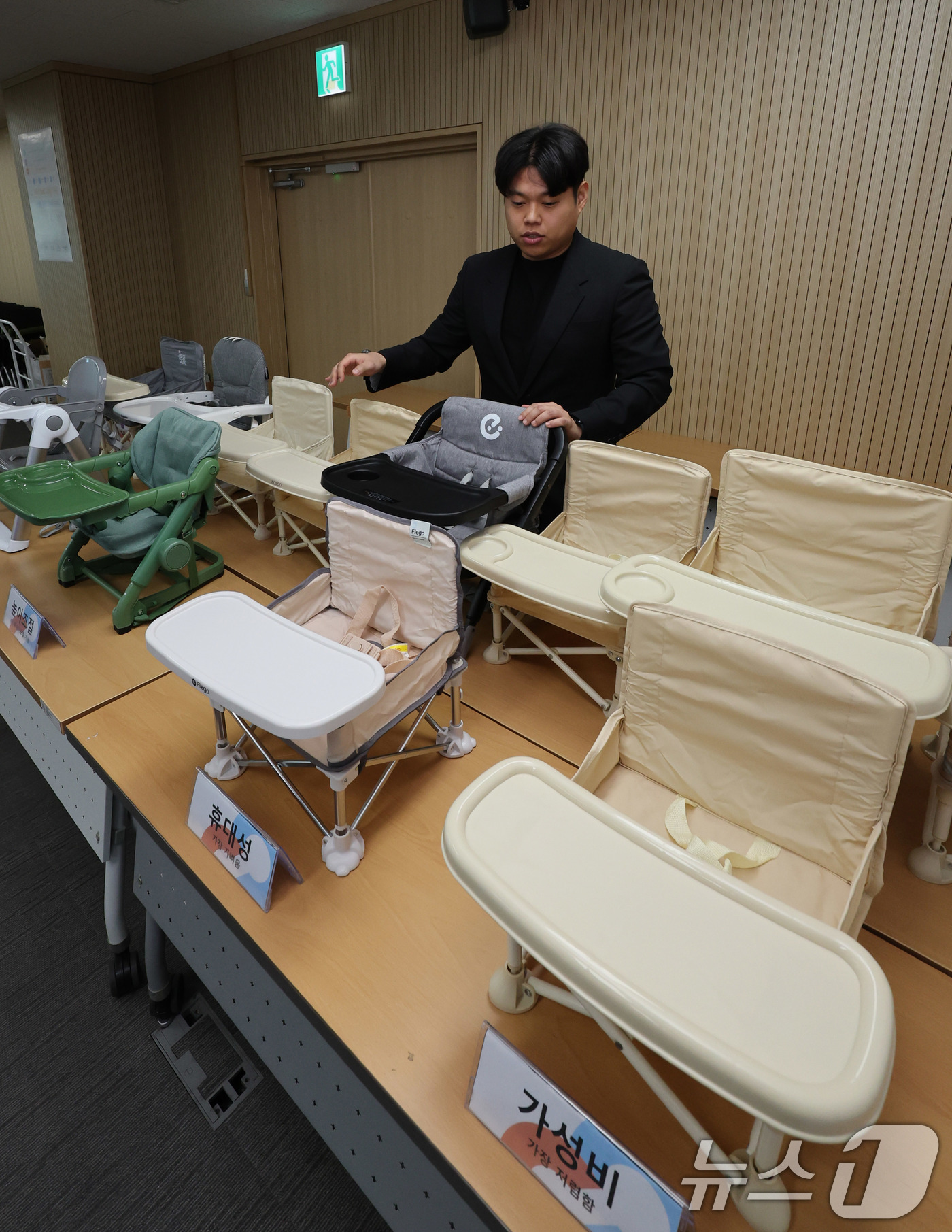 (서울=뉴스1) 박지혜 기자 = 7일 서울 송파구 한국소비자원 서울지원에서 직원이 접이식 유아용 부스터 의자를 진열하고 있다.한국소비자원은 이날 시중에 유통되는 접이식 유아용 부스 …