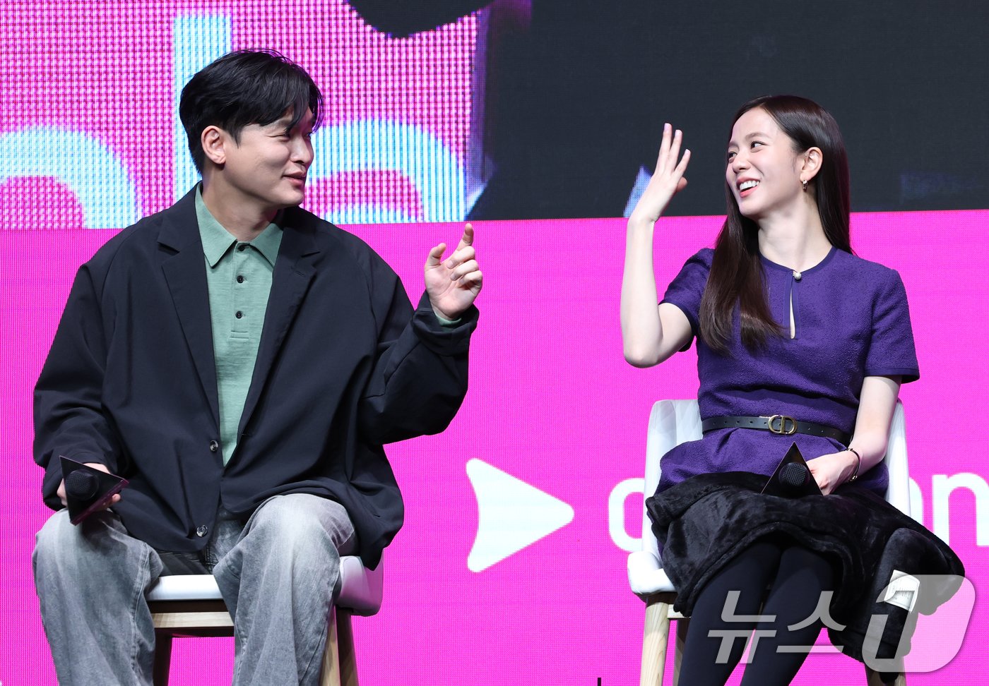 본문 이미지 - 윤성현 감독(왼쪽)이 7일 서울 영등포구 콘래드 서울 호텔에서 열린 쿠팡플레이 시리즈 '뉴토피아' 제작발표회에서 "내가 아는 사람 중에 체력이 가장 좋은 이제훈 보다 블랙핑크 지수가 체력이 더 좋은 것 같다＂라고 말하고 있다. ⓒ News1 권현진 기자