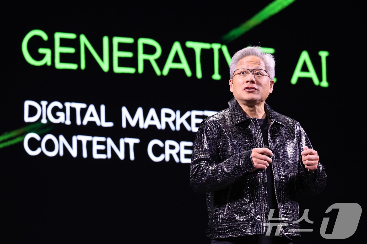 본문 이미지 - 젠슨 황 엔비디아 최고경영자(CEO)가 세계 최대 IT(정보기술)·가전 전시회 'CES 2025' 개막을 하루 앞둔 6일(현지시간) 미국 네바다주 라스베이거스 만달레이베이 컨벤션센터에서 기조연설을 하고 있다. 2025.1.6/뉴스1 ⓒ News1 신웅수 기자