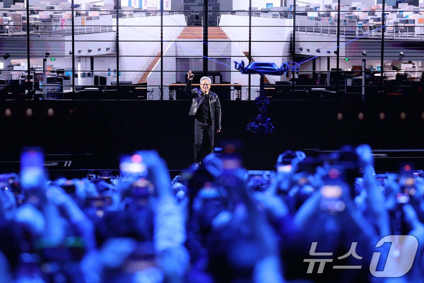본문 이미지 - 젠슨 황 엔비디아 최고경영자(CEO)가 세계 최대 IT(정보기술)·가전 전시회 'CES 2025' 개막을 하루 앞둔 6일(현지시간) 미국 네바다주 라스베이거스 만달레이베이 컨벤션센터에서 기조연설을 하기 위해 등장하고 있다. 2025.1.6/뉴스1 ⓒ News1 신웅수 기자