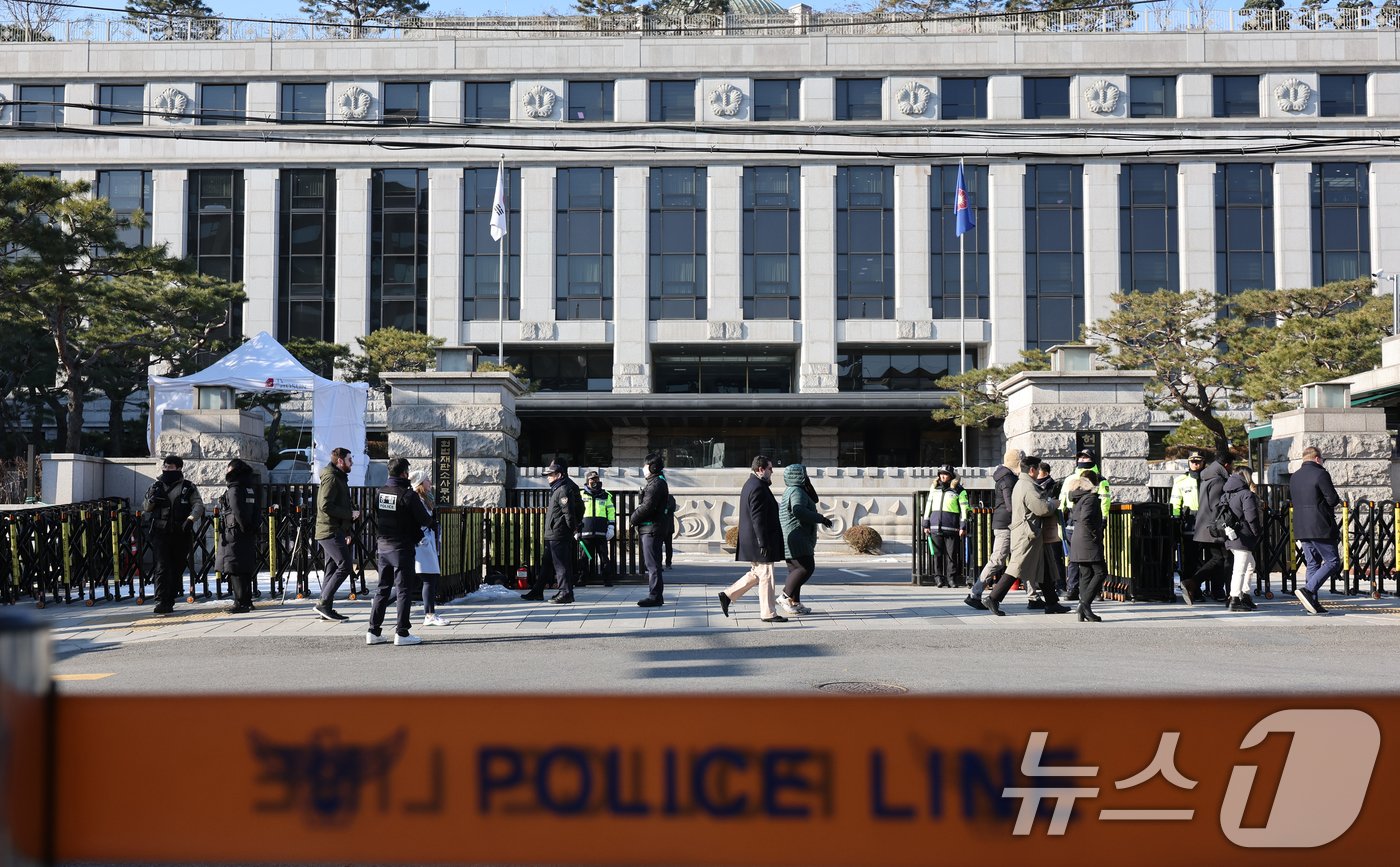 본문 이미지 - 7일 서울 종로구 헌법재판소에 긴장감이 흐르고 있다. 윤석열 대통령의 파면 여부를 결정하는 탄핵 심판의 정식 변론기일은 오는 14일 시작된다. /뉴스1 ⓒ News1 송원영 기자
