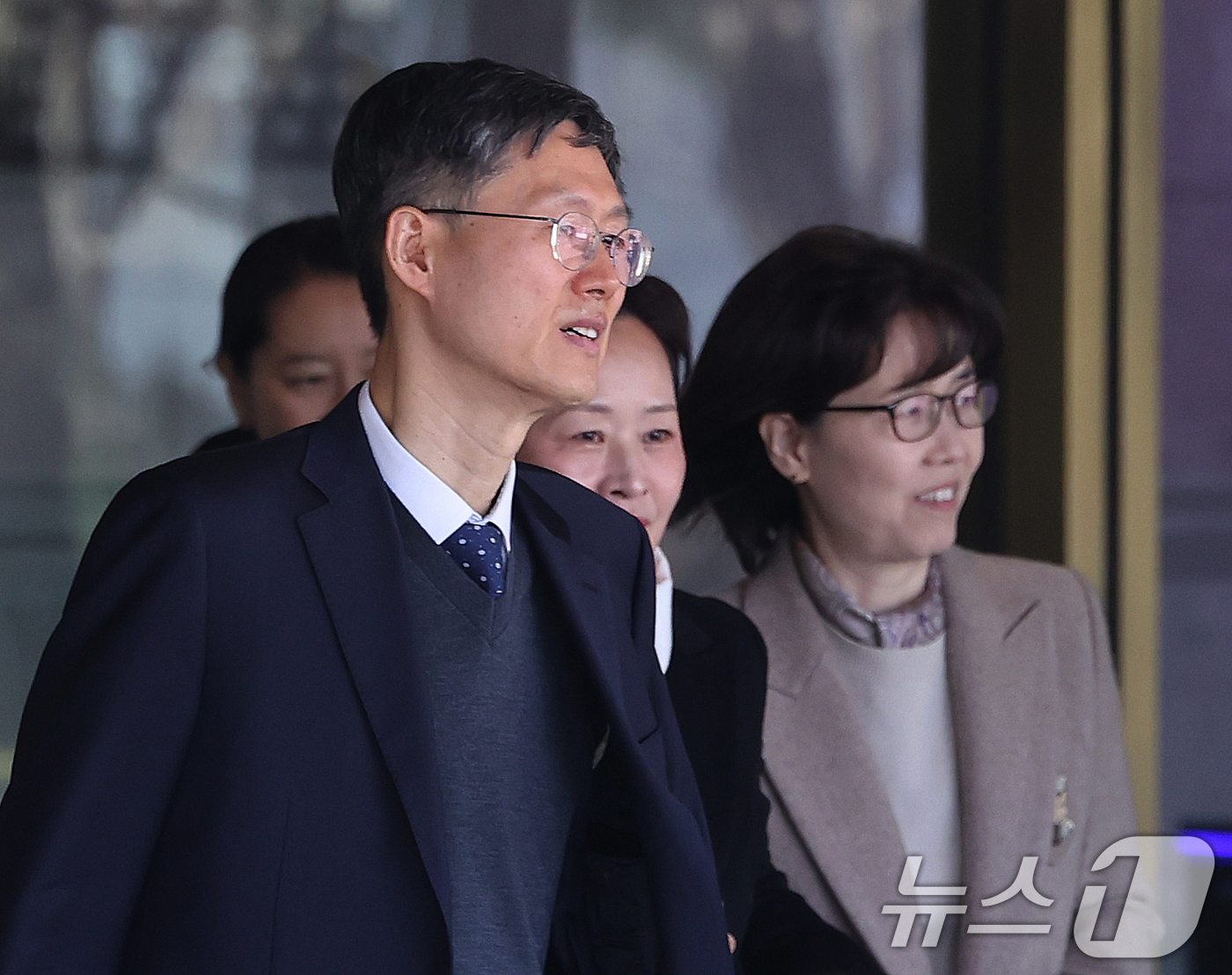 (서울=뉴스1) 송원영 기자 = 문형배 헌법재판소장 권한대행(왼쪽부터)과 정정미, 이미선 헌법재판관이 7일 서울 종로구 헌법재판소에서 나오고 있다. 윤석열 대통령의 파면 여부를 결 …