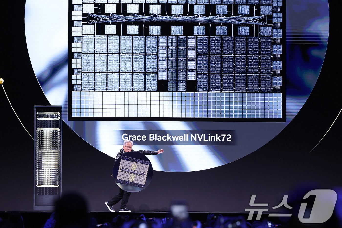 본문 이미지 - 젠슨 황 엔비디아 최고경영자&#40;CEO&#41;가 세계 최대 IT&#40;정보기술&#41;·가전 전시회 &#39;CES 2025&#39; 개막을 하루 앞둔 6일&#40;현지시간&#41; 미국 네바다주 라스베이거스 만달레이베이 컨벤션센터에서 기조연설을 하고 있다. 2025.1.6/뉴스1 ⓒ News1 신웅수 기자