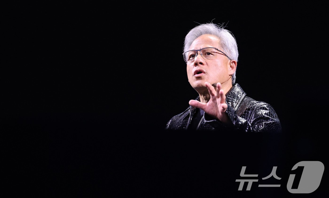 본문 이미지 - 젠슨 황 엔비디아 최고경영자&#40;CEO&#41;가 세계 최대 IT&#40;정보기술&#41;·가전 전시회 &#39;CES 2025&#39; 개막을 하루 앞둔 6일&#40;현지시간&#41; 미국 네바다주 라스베이거스 만달레이베이 컨벤션센터에서 기조연설을 하고 있다. 2025.1.6/뉴스1 ⓒ News1 신웅수 기자