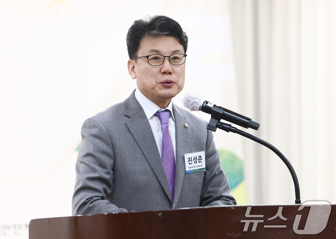 (서울=뉴스1) 김민지 기자 = 진성준 더불어민주당 정책위의장이 7일 서울 영등포구 이룸센터에서 열린 2025년 장애계 신년인사회에서 축사하고 있다. 2024.1.7/뉴스1