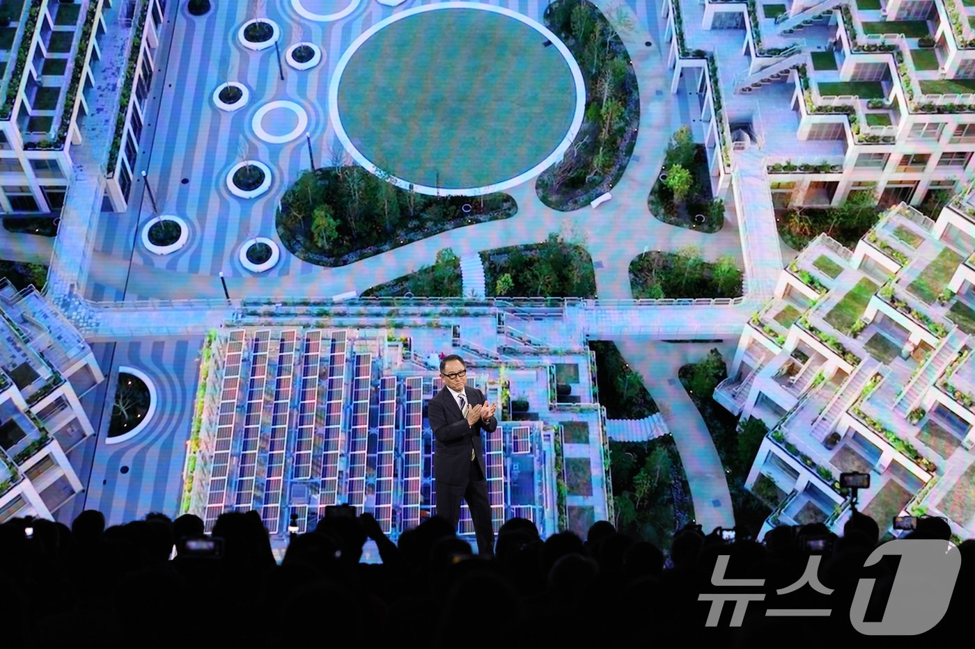 본문 이미지 - 도요타 아키오 도요타그룹 회장이 세계 최대 IT(정보기술)·가전 전시회 'CES 2025' 개막을 하루 앞둔 6일 오전(현지시간) 미국 네바다주 라스베이거스 만달레이베이 컨벤션센터에서 열린 토요타 프레스 콘퍼런스에서 기조 연설을 하고 있다. 2025.1.7/뉴스1 ⓒ News1 신웅수 기자