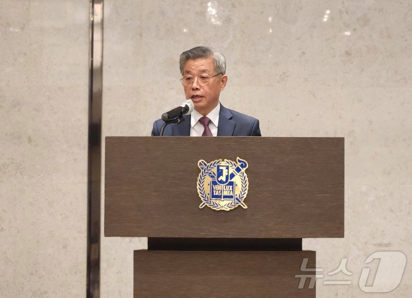 정병곤 한국동물약품협회 회장이 7일 서울 관악구 서울대학교 호암교수회관에서 열린 2025년 신년 교례회에서 신년사를 하고 있다. ⓒ 뉴스1 한송아 기자