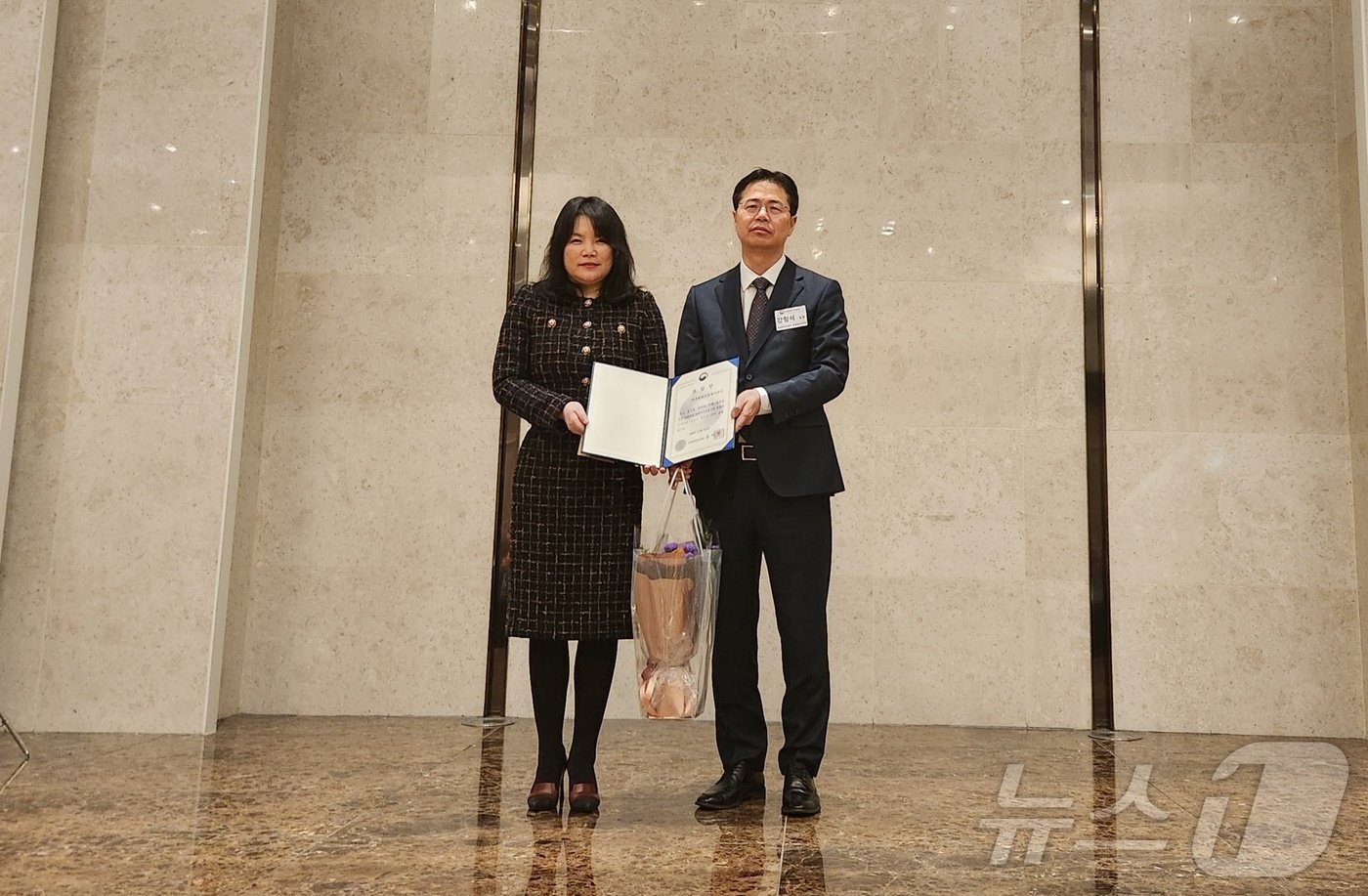 정현진 한국엘랑코동물약품 대표가 7일 서울 관악구 서울대 호암교수회관에서 열린 2025년 한국동물약품협회 신년 교례회에서 강형석 농림축산식품부 실장으로부터 장관상을 받고 있다. ⓒ 뉴스1 한송아 기자