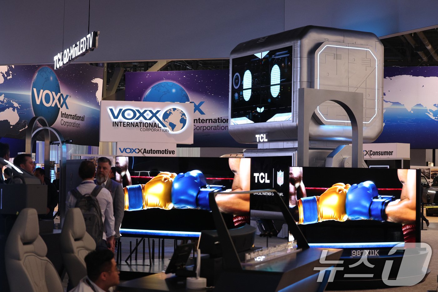 본문 이미지 - 세계 최대 IT(정보기술)·가전 전시회 'CES 2025' 개막을 하루 앞둔 6일(현지시간) 미국 네바다주 라스베이거스 컨벤션센터(LVCC)에 마련된 TCL 부스에 인공지능(AI) 로봇을 비롯한 가전 제품이 전시되어 있다. 2025.1.7/뉴스1 ⓒ News1 신웅수 기자