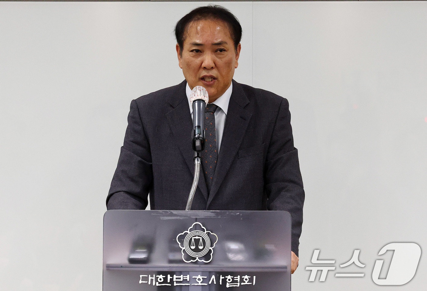 (서울=뉴스1) 박세연 기자 = 국회 윤석열 대통령 탄핵소추위원 대리인단 장순욱 변호사가 7일 오후 서울 서초구 대한변협회관에서 열린 기자간담회에서 모두발언을 하고 있다.2025. …