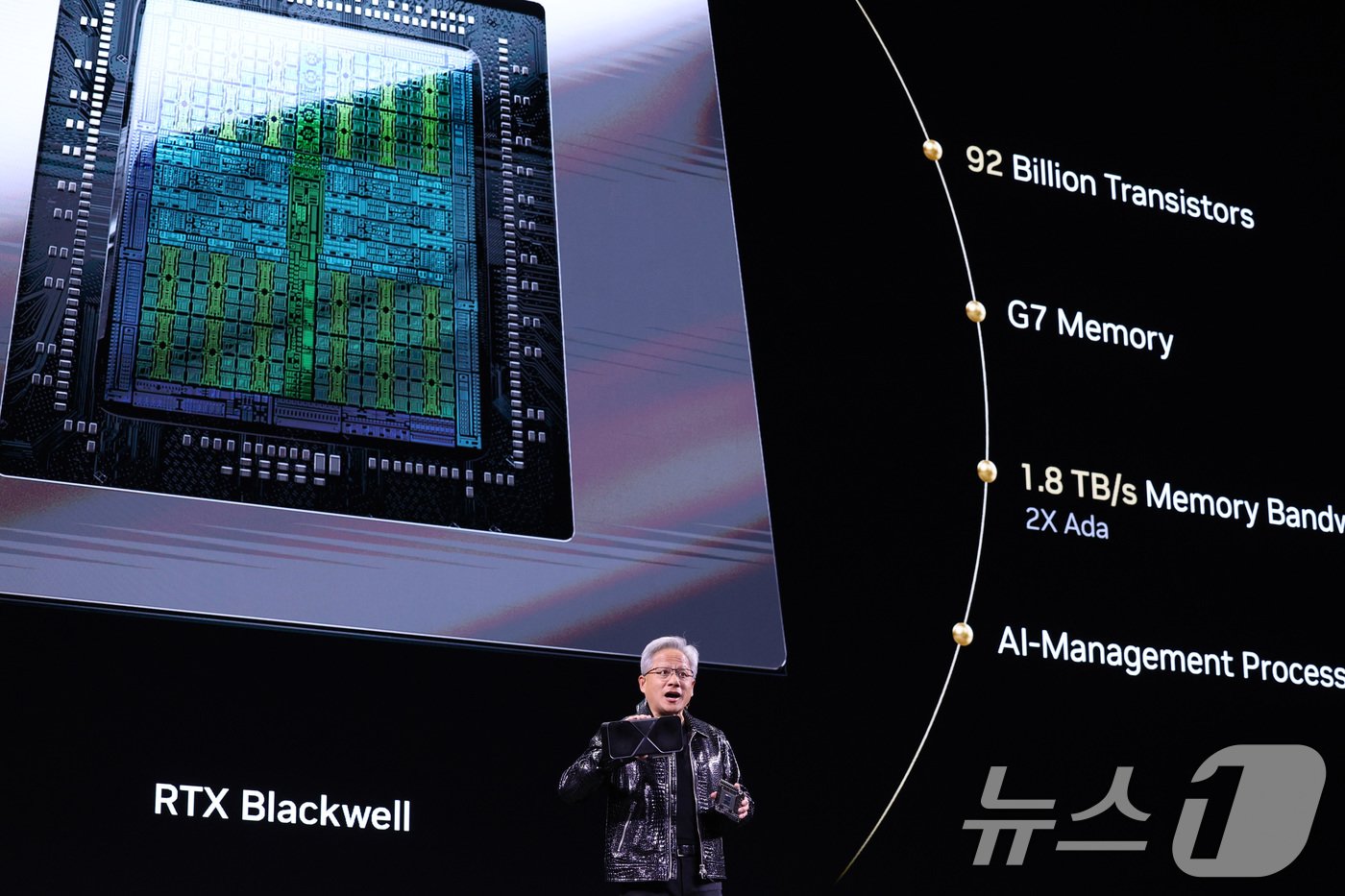 젠슨 황 엔비디아 최고경영자&#40;CEO&#41;가 세계 최대 IT&#40;정보기술&#41;·가전 전시회 &#39;CES 2025&#39; 개막을 하루 앞둔 6일&#40;현지시간&#41; 미국 네바다주 라스베이거스 만달레이베이 컨벤션센터에서 가진 기조연설에서 최신 인공지능&#40;AI&#41; 가속기 &#39;블랙웰&#40;Blackwell&#41;&#39;을 탑재한 지포스 RTX 50 시리즈 그래픽 카드를 공개하고 있다. 2025.1.6/뉴스1 ⓒ News1 신웅수 기자