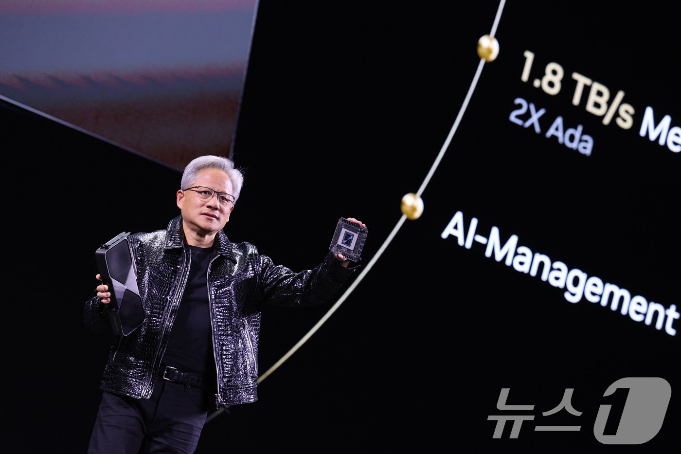 본문 이미지 - 젠슨 황 엔비디아 최고경영자(CEO)가 세계 최대 IT(정보기술)·가전 전시회 'CES 2025' 개막을 하루 앞둔 6일(현지시간) 미국 네바다주 라스베이거스 만달레이베이 컨벤션센터에서 가진 기조연설에서 최신 인공지능(AI) 가속기 '블랙웰(Blackwell)'을 탑재한 지포스 RTX 50 시리즈 그래픽 카드를 공개하고 있다. 2025.1.6/뉴스1 ⓒ News1 신웅수 기자
