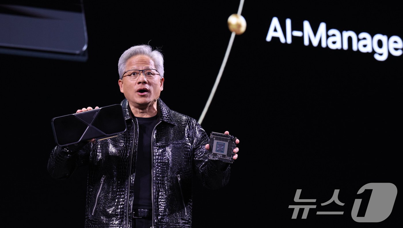 본문 이미지 - 젠슨 황 엔비디아 최고경영자(CEO)가 세계 최대 IT(정보기술)·가전 전시회 'CES 2025' 개막을 하루 앞둔 6일(현지시간) 미국 네바다주 라스베이거스 만달레이베이 컨벤션센터에서 가진 기조연설에서 최신 인공지능(AI) 가속기 '블랙웰(Blackwell)'을 탑재한 지포스 RTX 50 시리즈 그래픽 카드를 공개하고 있다. 2025.1.6/뉴스1 ⓒ News1 신웅수 기자